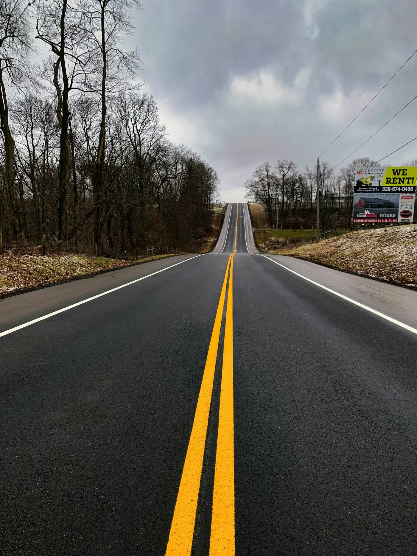 Route neuve en enrobé noir avec marquage axial jaune