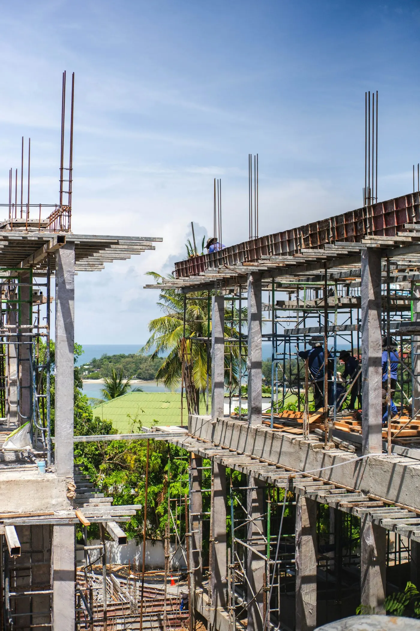 Structure en béton armé en cours d'élévation, avec étais et armatures