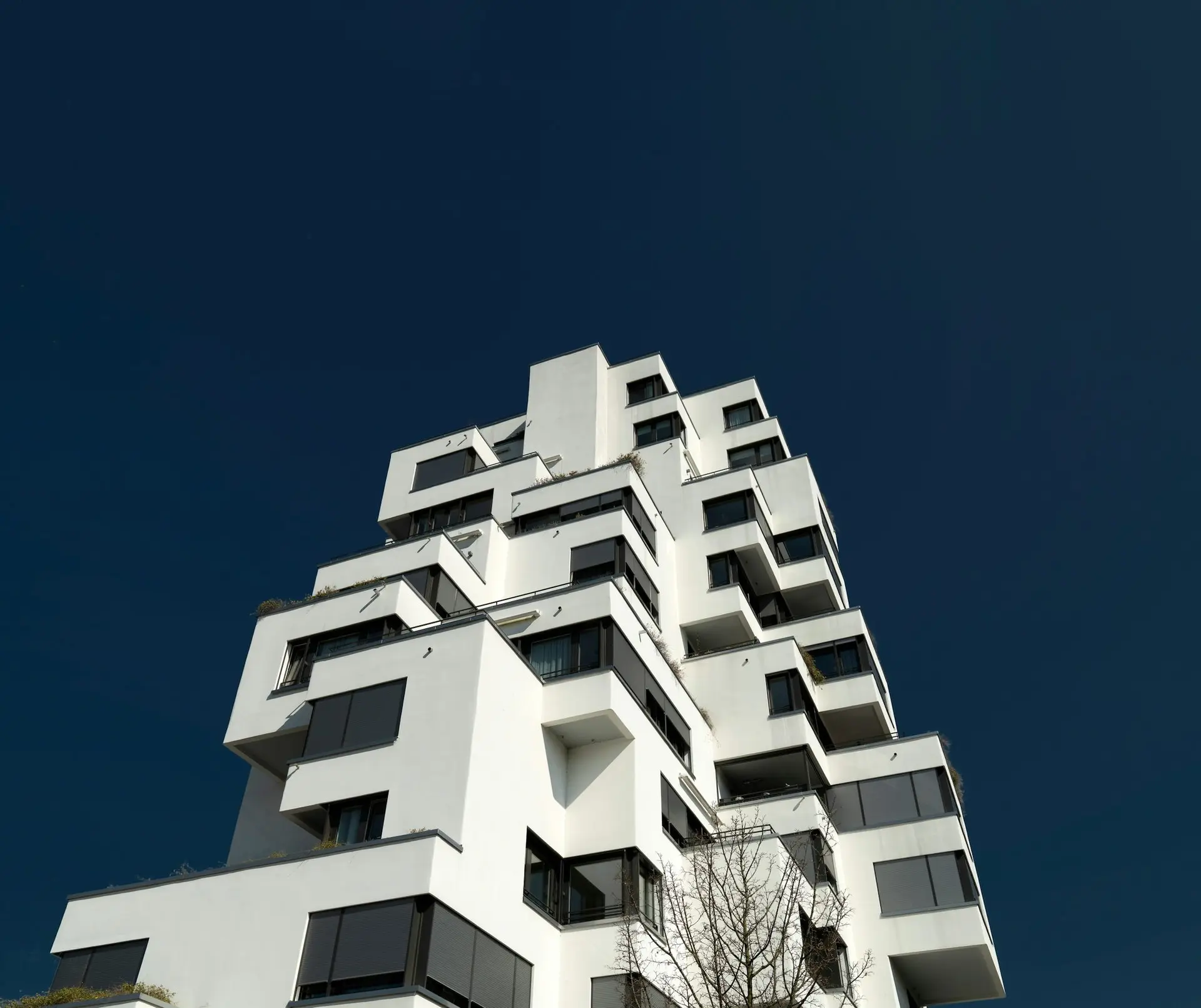 Immeuble résidentiel contemporain aux volumes blancs en terrasses